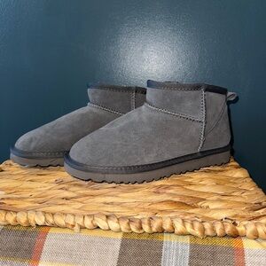 Uggs ladies size 7 Gray Suede Ankle Boots